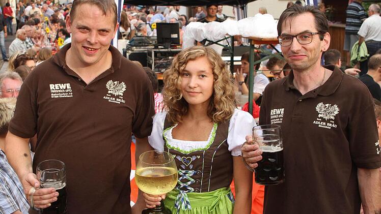 Dass Steinbach seiner Lage an der Grenze von Bier- und Weinfranken gerecht wird, zeigt das Bild mit dem "Traubenmädla" Antonia Brech sowie dem Vorsitzenden Michael Schor (rechts) und seinem Stellvertreter Michael Markert.  Fotos: Günther Geiling