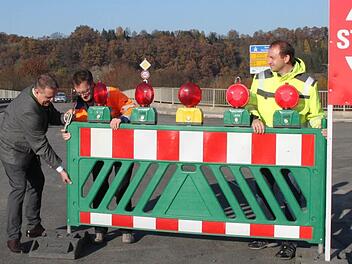 Oberbürgermeister Henry Schramm, Bauleiter Heiko Steenbock und der Leiter der Tiefbauabteilung der Stadt, Ingo Wolfgramm (von links), am Donnerstag auf der Brückenbaustelle Theodor-Heuss-Allee/Vorwerkstraße Foto: Jürgen Gärtner