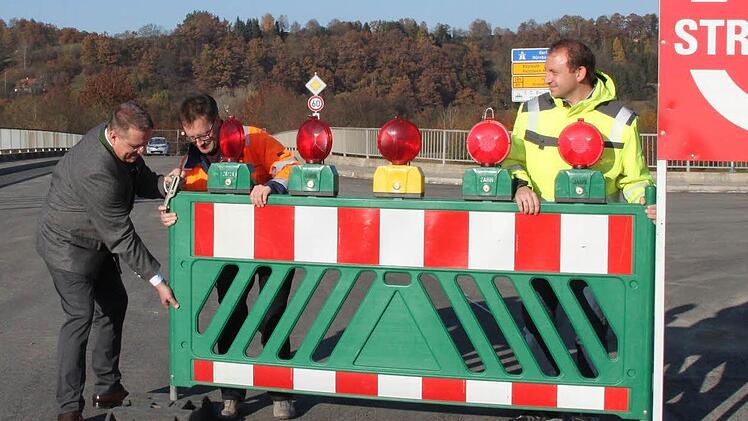 Oberbürgermeister Henry Schramm, Bauleiter Heiko Steenbock und der Leiter der Tiefbauabteilung der Stadt, Ingo Wolfgramm (von links), am Donnerstag auf der Brückenbaustelle Theodor-Heuss-Allee/Vorwerkstraße Foto: Jürgen Gärtner