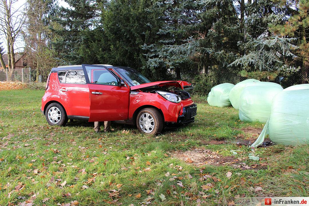 Unfall aufgrund von medizinischer Ursache – Kleinwagen in Heuballen geparkt