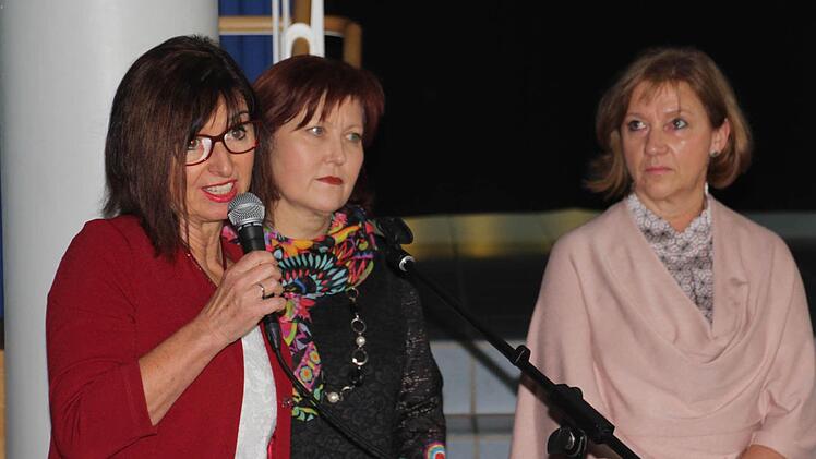 Ein Willkommen vom Kollegium für die neue Chefin Gudrun Schnitzer von Konrektorin Jutta Helbig, Birgit Finzel und Petra Haubner (von links). Foto: Helmut Will