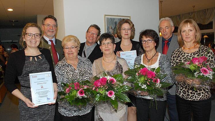 Für ihre langjährige Treue zum Haus wurden Mitarbeiterinnen und Mitarbeiter des Kurstifts vom Vereinsvorsitzenden Edmund Wilhelm (links) und Geschäftsführer Karl Jünemann (rechts) geehrt und verabschiedet. Fotos: Ursula Lippold