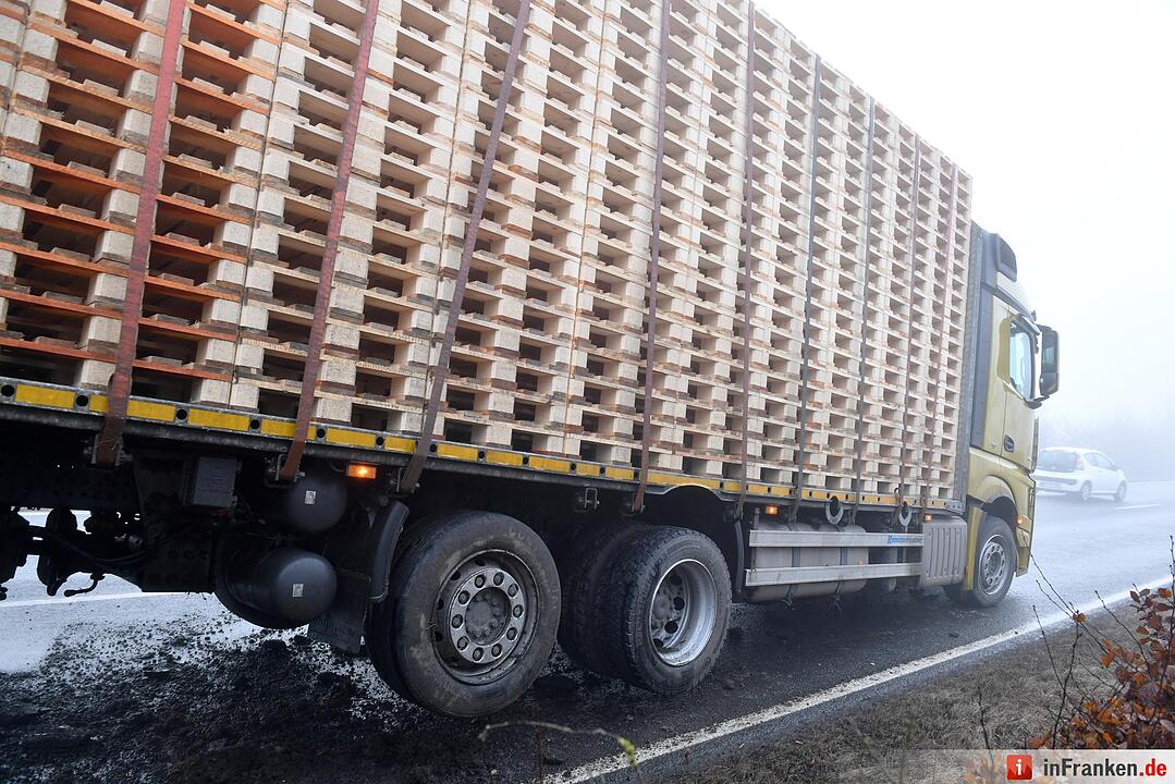 Kreis Bamberg: Lkw-Gespann gerät bei Baunach ins Bankett und kippt um