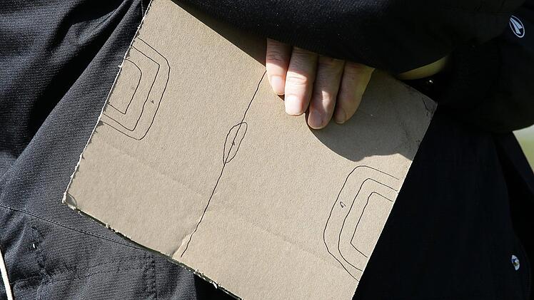 Taktiktafel Marke Eigenbau: Dem Priegendorfer Co-Trainer Erich Huttner reicht ein Stück Karton und ein Kugelschreiber.