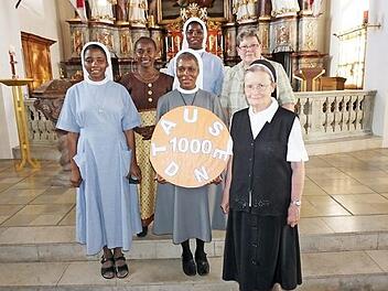 1000 Euro konnte Christa Schneidmadl (zweite von rechts) im Namen der Pfarreiengemeinschaft Immanuel Hohe Rhön, Oberelsbach, übergeben. Auf dem Foto (von links): Schwester Elvira, Mrs. Martha, Schwester Tadea, Schwester Selina und Schwester Franzeska Moser (rechts).  Foto: Marion Eckert