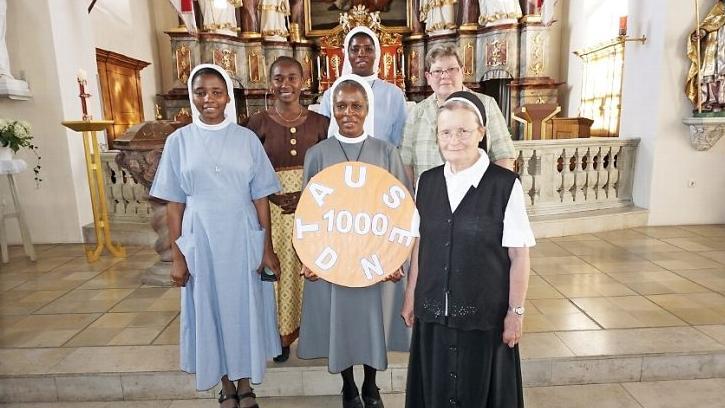 1000 Euro konnte Christa Schneidmadl (zweite von rechts) im Namen der Pfarreiengemeinschaft Immanuel Hohe Rhön, Oberelsbach, übergeben. Auf dem Foto (von links): Schwester Elvira, Mrs. Martha, Schwester Tadea, Schwester Selina und Schwester Franzeska Moser (rechts).  Foto: Marion Eckert