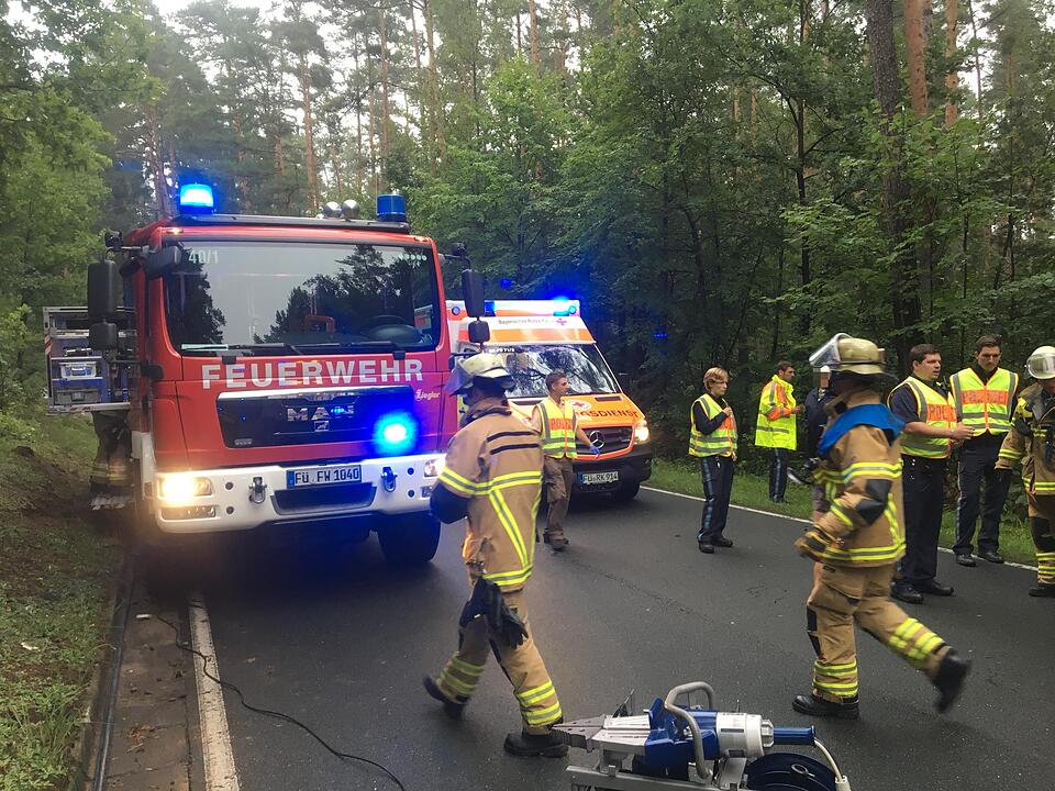 Frontalkollision auf regennasser Fahrbahn bei Fürth