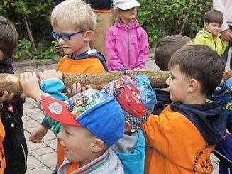 Wenn alle anpacken, dann können auch Kindergartenkinder einen Baum durch das ganze Dorf transportieren. In Kirchaich will man schon den ganz Kleinen traditionelles Dorfgeschehen vermitteln. Fotos: Sabine Weinbeer