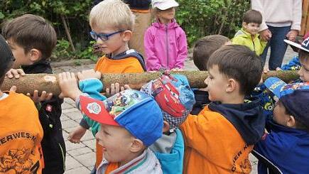 Wenn alle anpacken, dann können auch Kindergartenkinder einen Baum durch das ganze Dorf transportieren. In Kirchaich will man schon den ganz Kleinen traditionelles Dorfgeschehen vermitteln. Fotos: Sabine Weinbeer