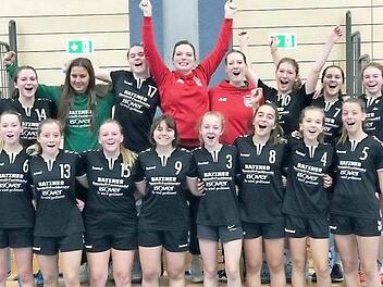 Die weibliche Handball-B-Jugend des TV Ebern (h.v.l.): Viola Elshani, Johanna Jung, Carolina Pfeuffer, Jutta Geuß und Annika Schmitt, Miriam Ruppert, Klara Vierbücher, Sophie Landvogt; (v.v.l.): Tamina Werner, Sarah Köhler, Larissa Dietz, Hannah Vierbücher, Nele Gernhuber, Anja Geuß, Annika Klehr und Nina Hälterlein. Foto: Wolfgang Dietz