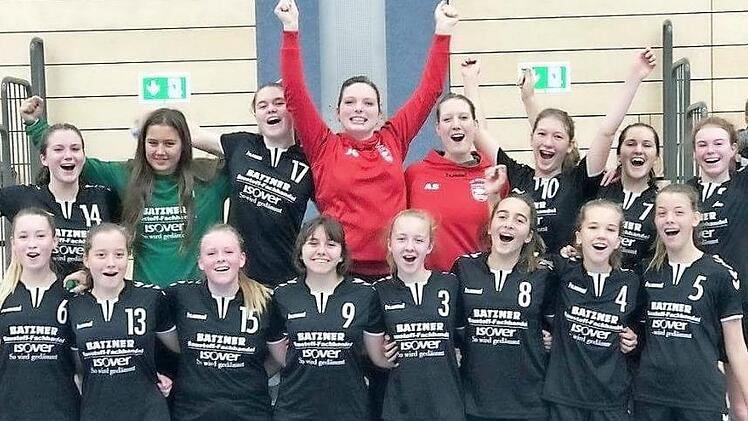Die weibliche Handball-B-Jugend des TV Ebern (h.v.l.): Viola Elshani, Johanna Jung, Carolina Pfeuffer, Jutta Geuß und Annika Schmitt, Miriam Ruppert, Klara Vierbücher, Sophie Landvogt; (v.v.l.): Tamina Werner, Sarah Köhler, Larissa Dietz, Hannah Vierbücher, Nele Gernhuber, Anja Geuß, Annika Klehr und Nina Hälterlein. Foto: Wolfgang Dietz