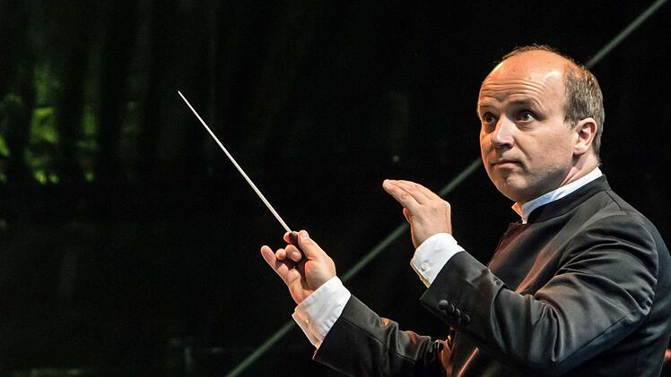 Coburgs Generalmusikdirektor Roland Kluttig dirigiert am Samstag das Klassik Open Air im Rosengarten. Der Eintritt ist frei.Foto: Archiv/Jochen Berger