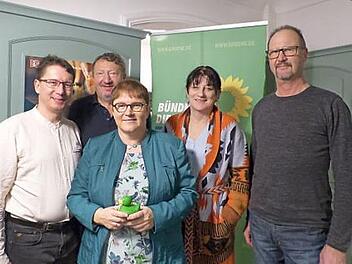 Kreisvorsitzender Manfred Bachmayer (von links) und Wilfrid Kern, Ilka Hilbig, Doris Kraus und Ulrich Sammet, die den Vorstand des neuen grünen Ortsverbands bilden. Foto: Pauline Lindner