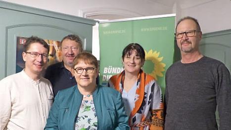 Kreisvorsitzender Manfred Bachmayer (von links) und Wilfrid Kern, Ilka Hilbig, Doris Kraus und Ulrich Sammet, die den Vorstand des neuen grünen Ortsverbands bilden. Foto: Pauline Lindner