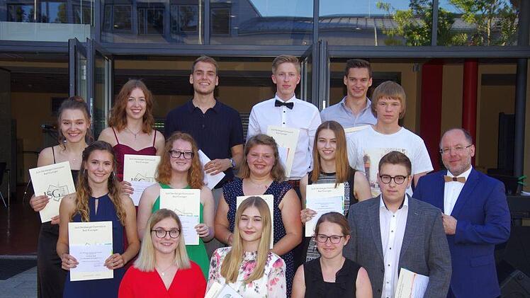 Die Geehrten: 1. Reihe: (von links)  Katharina Gruner, Geraldine Beer, Mariam Vedder, 2. Reihe: Sarah Grundmann, Nicola Ferger, Josefa Kleinhenz, Sarah Markert, Justus Wehner; 3. Reihe: Anna Rinke, Kristina Katzenberger, Stefan Nieland, David Spasow, Daniel Erhard und Andreas Wolfenstetter. Oberstudiendirektor Markus Arneth (rechts) gratuliert. Foto: Klaus Werner