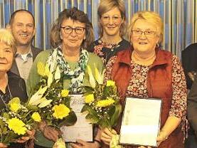 Ehrungen beim Ortsverschönerungsverein Witzmannsberg (von links): Martin Eisentraud, Maria Obermayer, stellvertretender Landrat Rainer Mattern, Erika Minschke, Vorsitzende Jenny Menzel, Hildegard Engelhardt, Hans Spindler, Martin Finzel  Foto: Michael Stelzner