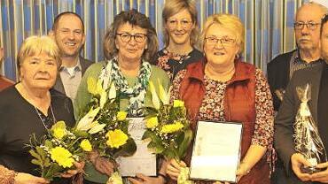 Ehrungen beim Ortsverschönerungsverein Witzmannsberg (von links): Martin Eisentraud, Maria Obermayer, stellvertretender Landrat Rainer Mattern, Erika Minschke, Vorsitzende Jenny Menzel, Hildegard Engelhardt, Hans Spindler, Martin Finzel  Foto: Michael Stelzner