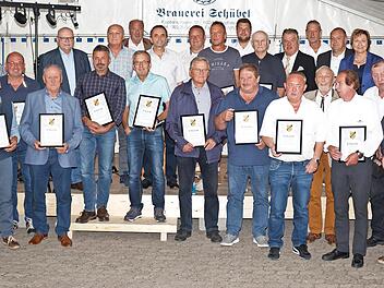 Beim Jubiläumsabend hat der TSV Ködnitz zahlreiche Mitglieder für 25, 40, 50 und 60 Jahre Treue geehrt.