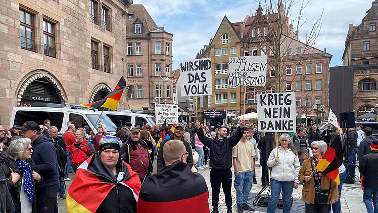 Demos in Nürnberg - Polizei muss Blockierer abwenden
