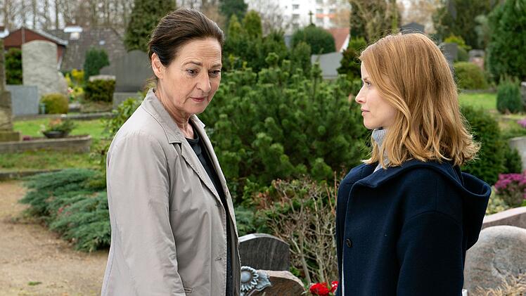 Die ehemalige Polizistin Elisabeth Haller (Charlotte Schwab, links) will zunächst nichts von Rias (Karoline Schuch) Nachfragen wissen.