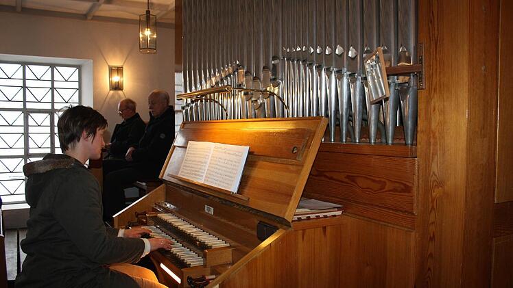 Organistin Katharina Rain hat am frisch renovierten Instrument Platz genommen.