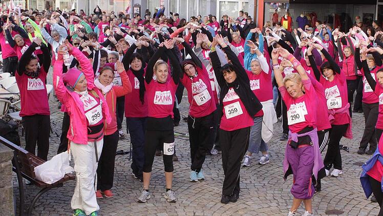 Das Sinnflutteam dehnte dann noch kurz vor dem Start die Ladies durch. Foto: Thomas Dill