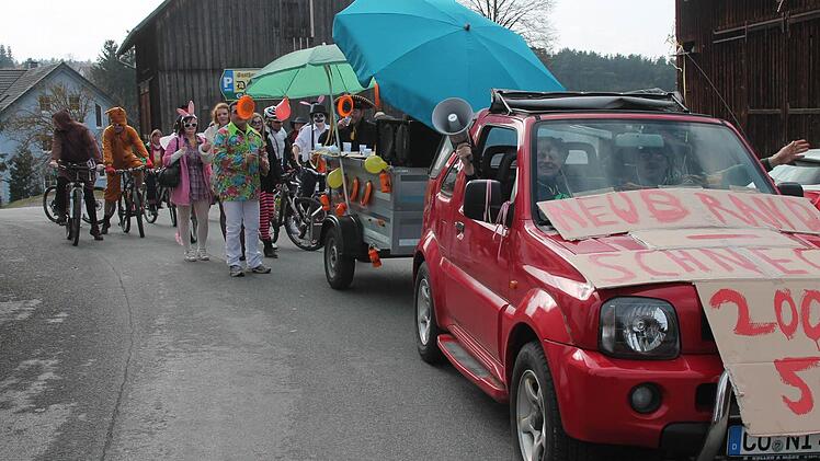 Der Gaudiwurm in Schneckenlohe zog rund eine Stunde durch die Straßen.  Foto: Herbert Fischer