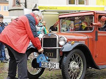 Johannes Deinlein gibt einer BMW Dixi, Baujahr 1930, bei der Bocksbeutelrallye 2013 Starthilfe. Foto: Archiv/ Arkadius Guzy