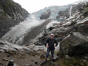 Klaus Hümmer vor der der gewaltigen Gebirgslandschaft und der Gletscherzunge des Buarbreen. Foto: Angelika Hümmer