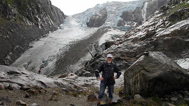 Klaus Hümmer vor der der gewaltigen Gebirgslandschaft und der Gletscherzunge des Buarbreen. Foto: Angelika Hümmer