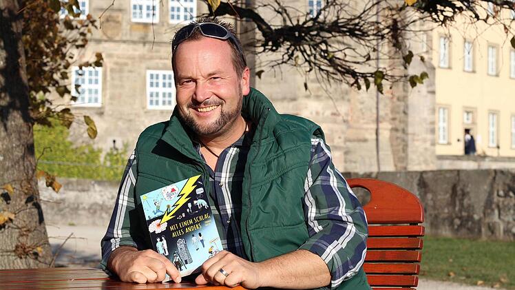 Thomas Baier hofft, dass er mit seinem Buch anderen Menschen in schweren Lebenssituationen helfen kann. Seine Erfahrungen sowie sein Lebensweg sollen bei den Lesern Aha-Effekte erzielen. Foto: Mariell Dörrschmidt