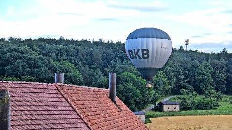 Unerwartete Zaungäste aus der Luft steuerten das Rathaus in Wartmannsroth an.  Foto: Gerd Schaar
