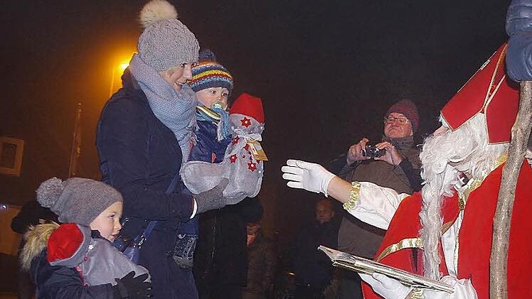 Aaron und Lennart (auf dem Arm seiner Mama) sind zwei brave Kinder - auch wenn Aaron manchmal etwas bockig ist.  Foto: Heike Schülein