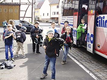 Die Bushaltestelle am Feuerwehrhaus halten viele Machtilshausener für den idealen Standort, wenn sie entsprechend ausgestattet wird. Eine Verlegung der Haltestelle, wie vom KOB beabsichtigt, fand kaum Befürworter.  Foto: Winfried Ehling