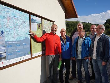 Geschäftsführer des Vereins Naturpark und Biosphärenreservat Klaus Spitzl sowie WSV Vorsitzender Ewald Simon, Stadtrat Thomas Wagner, den stellvertretenden Vorsitzenden des Rhönklub Zweigvereins Oberweißenbrunn Edgar Enders, Bürgermeister Georg Seiffert und Tourismusreferent Gerhard Nägler.freuen sich über die neuen Wander- und Informationstafeln wurden in Oberweißenbrunn am Wanderparkplatz, gegenüber des Dorfgemeinschaftshauses angebracht. Foto: Marion Eckert