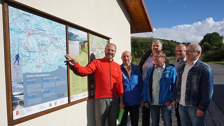 Geschäftsführer des Vereins Naturpark und Biosphärenreservat Klaus Spitzl sowie WSV Vorsitzender Ewald Simon, Stadtrat Thomas Wagner, den stellvertretenden Vorsitzenden des Rhönklub Zweigvereins Oberweißenbrunn Edgar Enders, Bürgermeister Georg Seiffert und Tourismusreferent Gerhard Nägler.freuen sich über die neuen Wander- und Informationstafeln wurden in Oberweißenbrunn am Wanderparkplatz, gegenüber des Dorfgemeinschaftshauses angebracht. Foto: Marion Eckert
