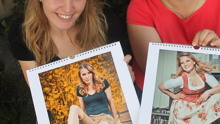 Silvana Goller (links) und Jana Neubert mit ihren beiden Kalenderblättern. Foto: Matthias Einwag