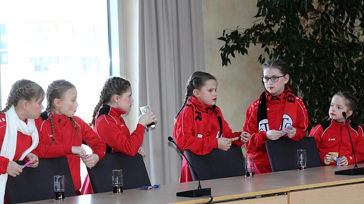 Drinnen gab es für alle etwas zu trinken.   Foto: Richard Sänger