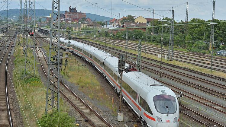 Stadtpolitiker und Experten diskutieren am 1. März auf Einladung des Fränkischen Tags Bamberg über die richtige Bahn-Trasse für Bamberg.  Foto: Ronald Rinklef