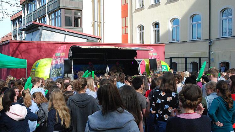 Viele Schüler lauschten der Musik der Band Parallel.