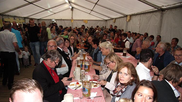 Das Zelt war völlig überfüllt. 34 Meter hoch ist der Baum. Foto: Richard Sänger