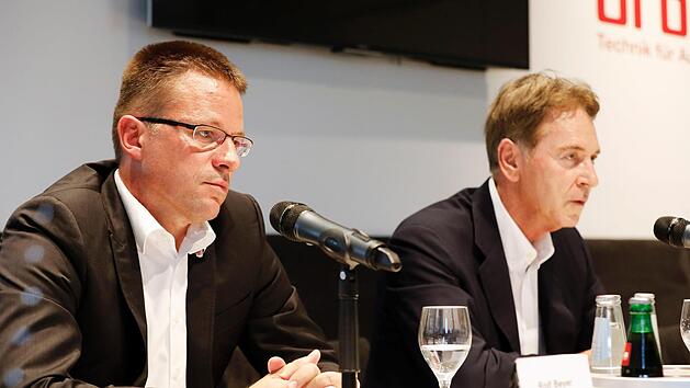 Rolf Beyer (links) und Michael Stoschek sitzen  nicht mehr gemeinsam an einem Tisch. Foto: Daniel Löb