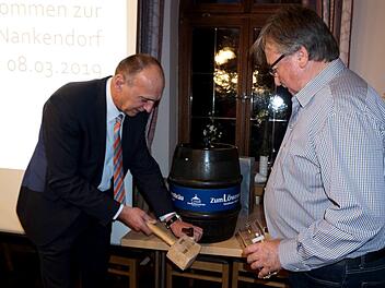 Bürgermeister Heinrich Süß (l.) sticht das Fass an, das Rudolf Keck spendiert hat.    Foto: Richard Sänger