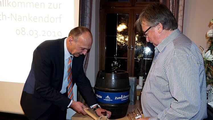 Bürgermeister Heinrich Süß (l.) sticht das Fass an, das Rudolf Keck spendiert hat.    Foto: Richard Sänger