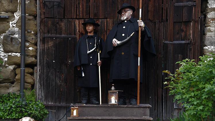 Amy, Ramon Kienel und Karl-Heinz Engelhardt setzten eine alte Tradition in Bad Rodach fort und eröffnen die Saison am Pulverturm. Foto: Gabi Arnold