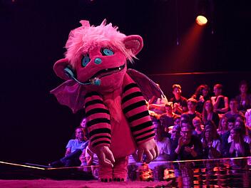 Trotz Rekordtemperaturen schlüpfen bei «The Masked Singer» auch diese Woche Promis unter schweißtreibende Masken. Foto: Henning Kaiser/dpa