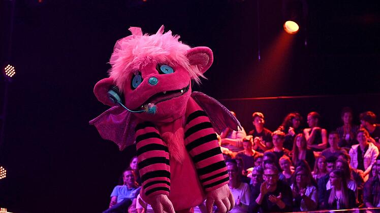 Trotz Rekordtemperaturen schlüpfen bei «The Masked Singer» auch diese Woche Promis unter schweißtreibende Masken. Foto: Henning Kaiser/dpa