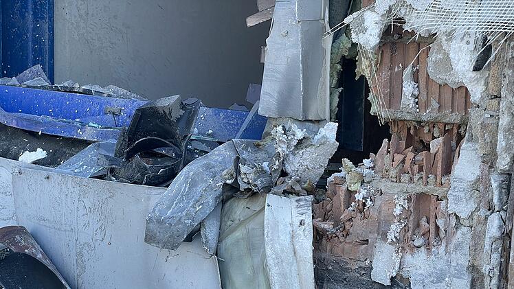 Coburg: Auto &uuml;berschl&auml;gt sich und kracht in Schaufenster