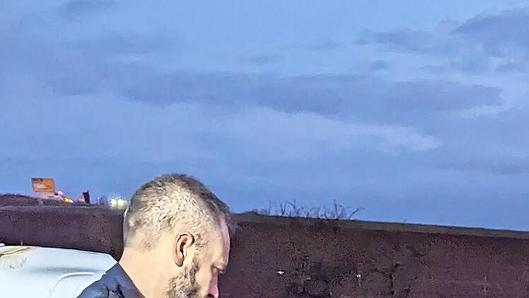 Klatschnass in der Kälte, blass, mit hängenden Schultern und müdem, desillusioniertem Blick - so beobachtete Michael Simon vor dem havarierten Auto die Sanitäter bei ihrem Bemühen, am Ufer das Leben der Frau zu retten.