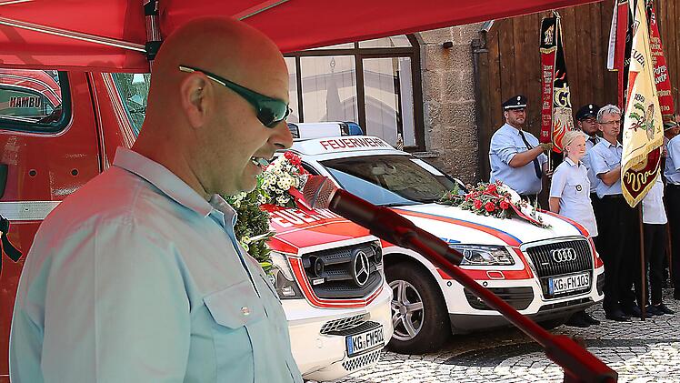 Feuerwehrkommandant Robert Müller konnte zur Fahrzeugweihe vor der Zentscheune zahlreiche Gäste willkommen heißen. Foto: Dieter Britz